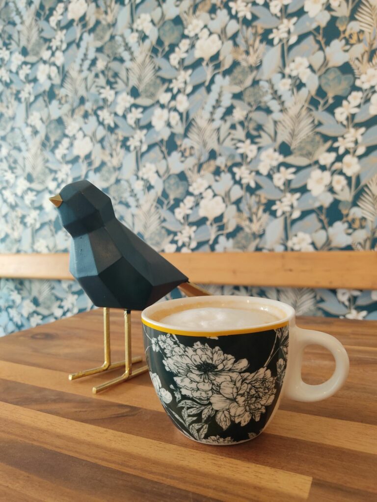 Cappuccino accompagné d'une décoration du salon de thé